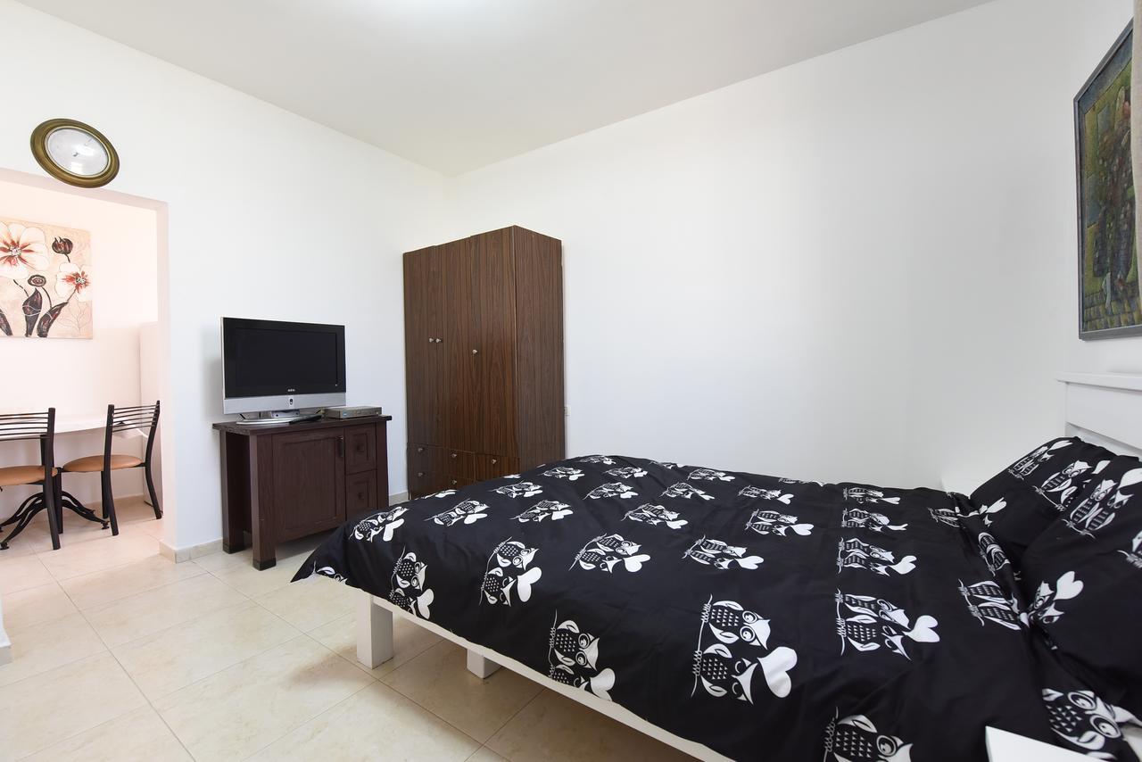 Flintstone Guest House Eilat Exterior photo