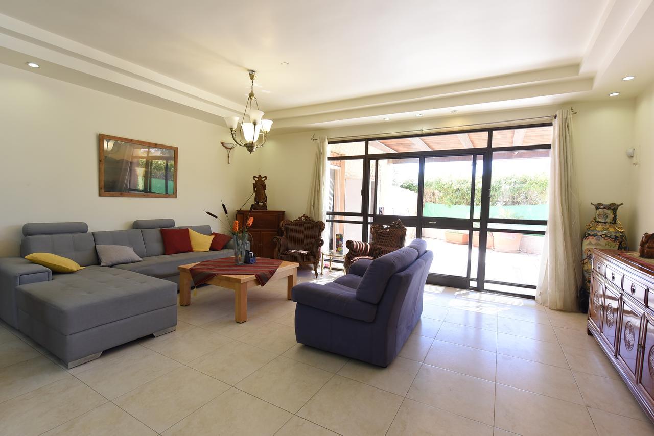 Flintstone Guest House Eilat Exterior photo